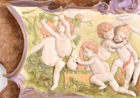 Bacchanália puttókkal. Festett biszkvit porcelán fali dísz. Jelzés nélkül. Kis kopással. Kissé sérül...