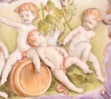 Bacchanália puttókkal. Festett biszkvit porcelán fali dísz. Jelzés nélkül. Kis kopással. Kissé sérül...