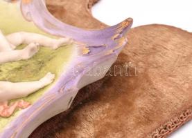 Bacchanália puttókkal. Festett biszkvit porcelán fali dísz. Jelzés nélkül. Kis kopással. Kissé sérül...