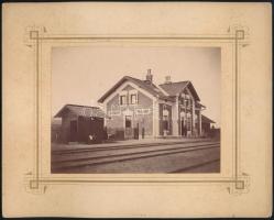 cca 1900 Drégelypalánk, vasútállomás épülete, kartonra kasírozott fotó, 12×16 cm
