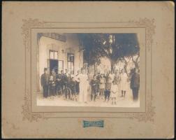 1922 Decs, vasútállomás, csoportkép, dolgozókkal, gyerekekkel, kartonra kasírozott fotó Borgula szekszárdi műterméből, kissé sérült karton, 11×15 cm