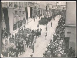 cca 1940 Veszprém, ünnepi felvonulás, cserkészekkel, csendőrökkel, fotó, 17×23 cm