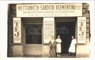 1937 Herceghalom, Metternich-Sándor Klementina Hercegnő Bajna-Biai uradalmának tejgazdaságai üzlet az Izabella utcában. A képen Dedics Józsefné, Dedics Gyula és Nagy Erzsébet. photo
