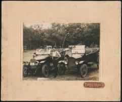 cca 1920 Férfi automobilokkal, kartonra kasírozott fotó egy bitolai (Macedónia) műteremből, 12×16 cm