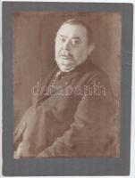 Mikszáth Kálmán (1847-1910) író, újságíró nagyméretű portréja, kartonra kasírozott fotó, sérült karton, 30,5×22,5 cm