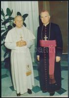 Konkoly István (1930-2017) szombathelyi püspök és II. János Pál pápa közös fotója, a hátoldalán Konkoly István saját kezű dedikációjával, 10x7 cm