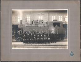 cca 1920 Szigetvár, vasútállomás, dolgozók csoportképe a 376.523. sorozatszámú mozdony előtt, kartonra kasírozott fotó Goldstein műterméből, 16,5×23 cm