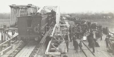 cca 1906 A kiskörei Tisza-híd korszerűsítése, kartonra ragasztott fotó, feliratozva, 23×30 cm