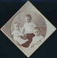 cca 1900 Három gyermek portréja, vintage keményhátú fotó Mai és Társa budapesti műterméből, felületi sérüléssel, 10,5x10,5 cm