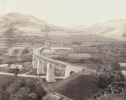 cca 1900 Uzsoki híd, Ukrajna, kartonra ragasztott, feliratozott fotó, 23×30 cm