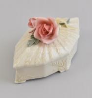 Ens porcelán bonbonier, fedelén plasztikusan rózsával díszített, kézzel festett, rózsán apró lepattanással, h: 9 cm, 15,5x8 cm