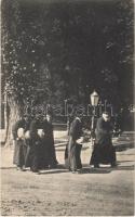 Pöstyén, Piestany; zsidó kereskedők séta közben. Judaika / Jewish vendors on a walk. Judaica