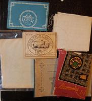 cca 1900-1940 Kézimunka tétel: 7 db szövéssel, kézimunkával kapcsolatos könyv, anyagminta, újság