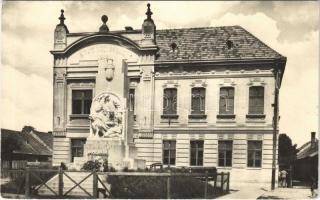 1957 Diószeg, Magyardiószeg, Sládkovicovo; iskola, első világháborús emlékmű / school, WWI monument