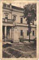 1938 Ipolyság, Sahy; Mestsky dom a legionársky pomnik / Városháza és legionárusok szobra / town hall, monument (EM)