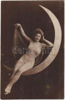 1905 Finoman erotikus meztelen hölgy áttetsző sállal / Gently erotic nude lady on the moon. photo