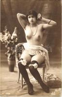 Erotikus hölgy fedetlen keblekkel / Erotic nude lady. J.A. Paris Serie 592.(non PC)