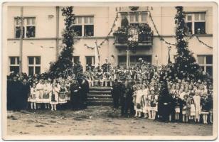 1938 Szenc, Szempcz, Senec; bevonulás, magyar honvédek fogadtatása a községháza előtt, magyar címer. Eredeti felvétel! / entry of the Hungarian troops, town hall, Hungarian coat of arms. Original photo! (fl)