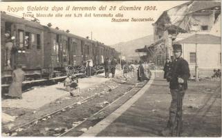 1908 Reggio Calabria, dopo il terremoto del 28 dicembre, treno bloccato alle ore 5.25 dal terremoto alla Stazione Succursale / after the earthquake, ruins of the railway station, blocked train
