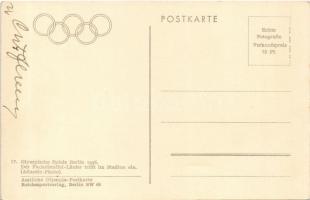 1936 Olympische Spiele Berlin. Der Fackelstaffel-Läufer trifft im Stadion ein (Atlantic-Photo) / 193...