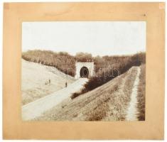 cca 1900 Abaliget, vasúti alagút, kartonra kasírozott fotó, kissé sérült karton, 24×30 cm