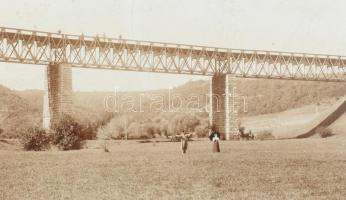 cca 1900 Abaliget, vasúti híd, kartonra kasírozott fotó, kissé sérült karton, 24×30 cm