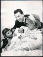 Albert Flórián labdarúgó és családja, újonnan született gyermekével 18x24 cm