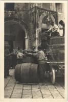 Dubrovnik, Ragusa; street view, wine barrels (lyuk / pinhole)