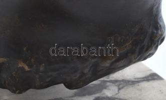 Carl Gelles (1880-1930): Nevető fiúcska fej. Bronz, márvány talpazaton. Bronz 21 cm, márvánnyal együ...