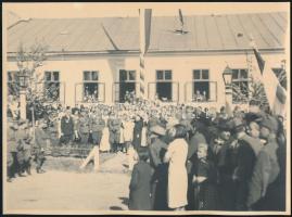 1940 Bethlen, Erdély (Románia), első országzászló avatása, fotó, kis folttal, 16,5×22,5 cm