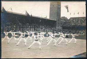 1912 A 2. helyezett magyar tornacsapat az 1912-es stockholmi olimpián, hátoldalt feliratozott fotó, szép állapotban, 11×16 cm