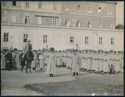 1912 Rainer főherceg látogatása a bécsújhelyi katonai akadémián 1912. október 6-án, hátoldalon feliratozott fotó, felületén törésnyom, 9×11,5 cm / 1912 Visit of Archduke Rainer Ferdinand of Austria at the military academy in Wiener Neustadt, photo, with damage, 9×11,5 cm