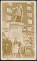 1928 A New York-i Kossuth-szobor a felavatása utáni hetekben kinti magyar ünneplőkkel, hátoldalon dátummal, eredeti fotó, kis folttal, sarkán kis törésnyom, 14,5×9 cm