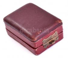 "Darányi Ignác Követ" ezüst (Ag) zászlószege, jelzés nélkül, dobozban, 2x2,5 cm, bruttó: 2...