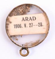 1906 Arad 1906 V. 27-28. feliratú, fém-üveg medál, benne az aradi vesztőhelyről származó porszemekkel, d: 2,5 cm