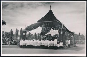 1938 Budapest, a Szent Jobb a Nemzetközi Eucharisztikus Kongresszuson emelt sátor alatt, eredeti fotó, szép állapotban, 8,5×13 cm