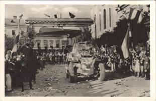 1940 Marosvásárhely, Targu Mures; bevonulás magyar zászlókkal, tank / entry of the Hungarian troops with flags, tank + "1940 Marosvásárhely visszatért" So. Stpl