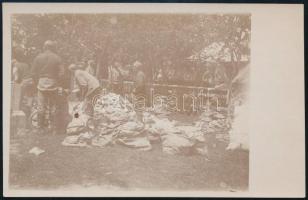 cca 1915 A kötegekben érkezett levelek szétszortírozása a fronton, fotó, 8,5×13,5 cm