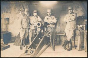 cca 1916 Ágyú egy elhúzható ablakú fedezékházban, magyar katonai kezelőkkel, fotó, 9×13,5 cm