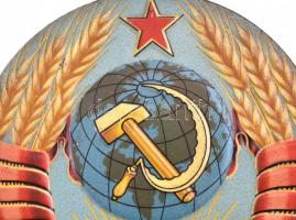 1950 Fém dombornyomott szovjet címer, jó állapotban, 17,5×16,5 cm / Soviet coat of arms, metal, in g...