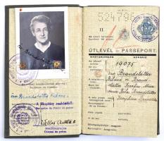 1947 1937-es II. típusú 5 pengő benyomott illetékjegyű útlevél 1947-ben kivándorlási okból kiállítva, a borítón K betűvel pecsételt útlevél, 15 és 10 Ft-os illetékbélyeggel, angol vízummal, 1920-as nemzetközi megállapodásra hivatkozva, rendkívül ritka / Hungarian passport