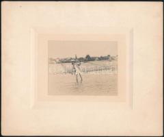 1910 Halász a Temesben Lugosnál (Erdély), kartonra ragasztott, hátoldalon feliratozott fotó, szép állapotban, 8×10 cm