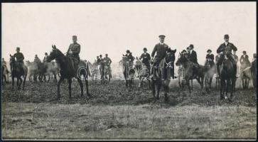 cca 1930 Hubertus lovaglás, megérkezés Csömörre Horthy Miklóssal, hátoldalon feliratozott fotó, jó állapotban, 13×24 cm