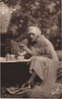 1927 Gently erotic lady with tea. Fot. Camuzzi. Fotocelere 56.