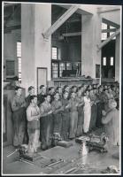 cca 1940 Imádkozó tanoncok Székesfehérvárott a MÁV járműjavítóban, eredeti fotó, 16,5×11,5 cm
