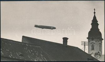 1918 A Zeppelin-léghajó a szegedi szerb templom felett, Kerny István (1879-1963) fotóművész fotója, hátoldalon feliratozva, kézzel szignált, 11,5×18,5 cm