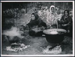 cca 1940 Készül az ebéd a cigány táborban, fotó, szép állapotban, 18×24 cm