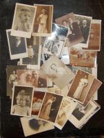 cca 1900-1945 41 db nőket, gyerekeket, férfiakat, családokat ábrázoló fotó