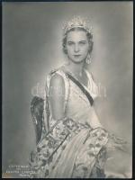 1940 Marie-José belga és piemonti hercegnő (1906-2001) eredeti fotó, szignálta Ghitta Carell (Klein Gitta) fotóművésznő, hátoldalon feliratozva és pecsételve, szép állapotban, 22,5×16,5 cm / Marie-José of Belgium, the last Queen of Italy