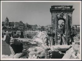 1945 Budapest, a lebombázott Lánchíd és a Budai Vár, fotó, szép állapotban, 17,5×24 cm
